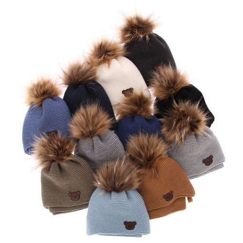 Téli szett fiúknak: pomponos sapka és fekete sál Banksi