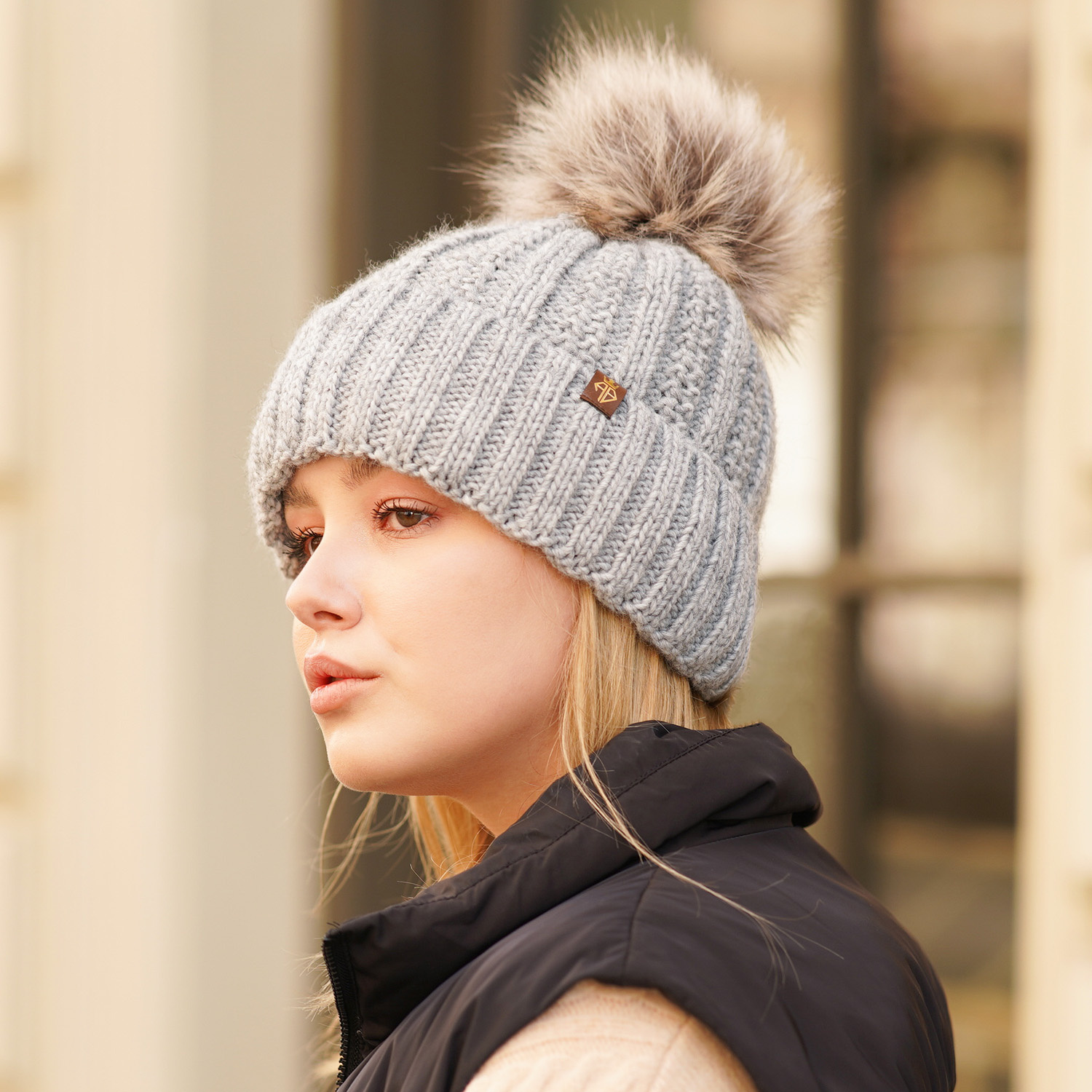 Téli női sapka fekete pomponnal Rene