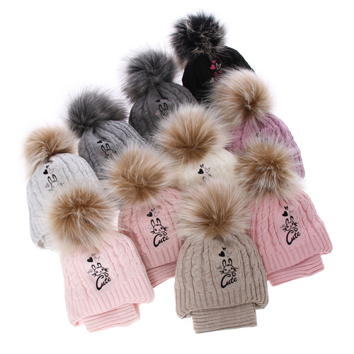 Téli szett lányoknak: pomponos sapka és fekete csősál Treccia.