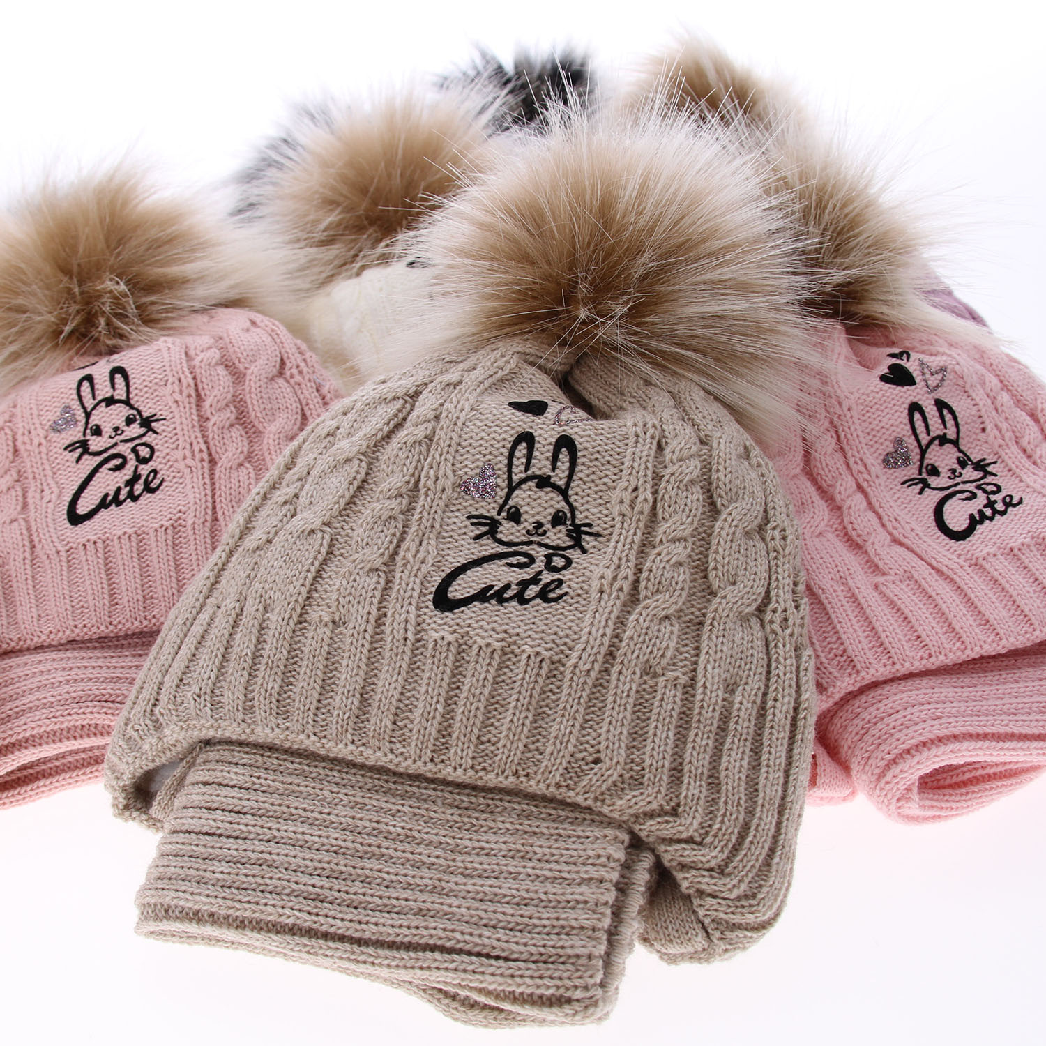 Téli szett lányoknak: pomponos sapka és fekete csősál Treccia.