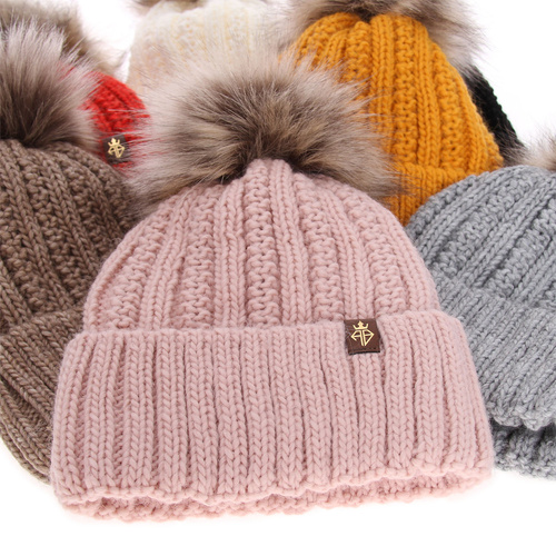 Téli női sapka fekete pomponnal Rene