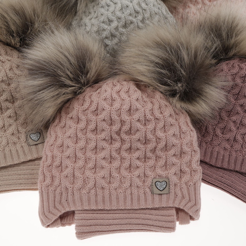Téli szett kislányoknak: sapka két pomponnal és világosrózsaszín sál Poliana