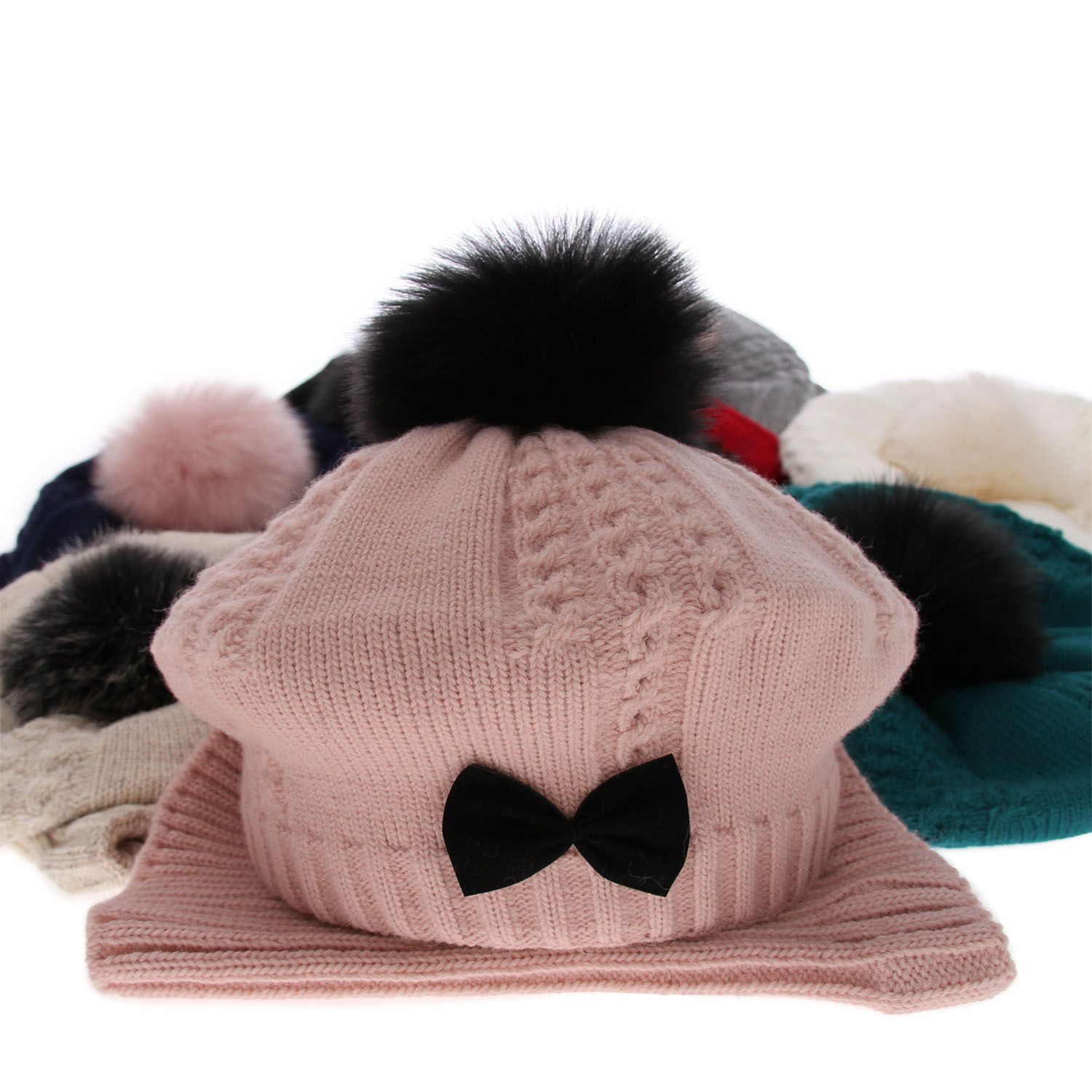 Téli szett lányoknak: pomponos sapka és fekete csősál Amora