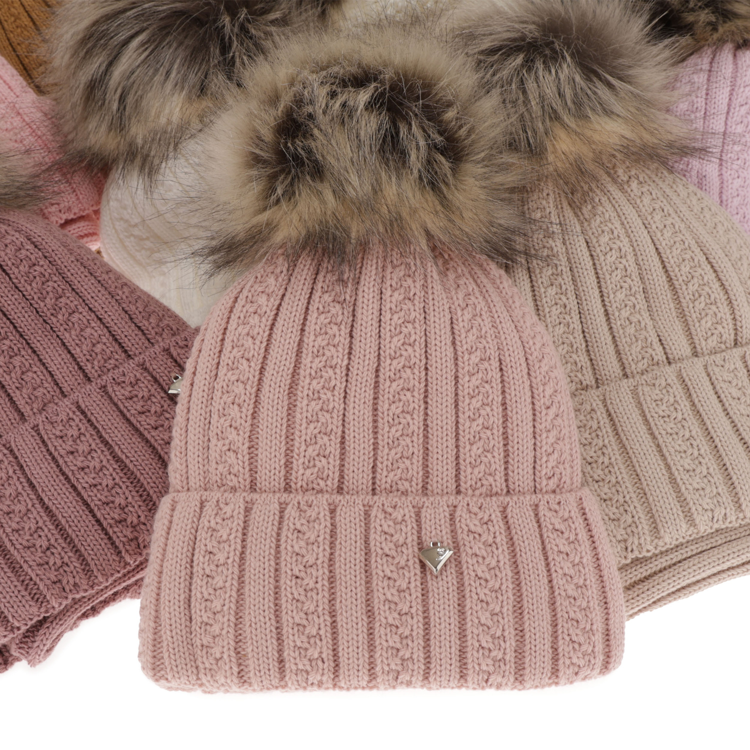 Téli szett kislánynak: sapka pomponnal és fehér kémény Wirginia