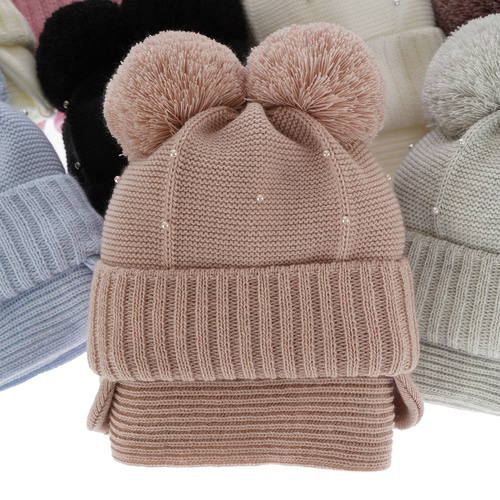 Lány téli szett: két pomponos sapka és krémszínű sál Fibien