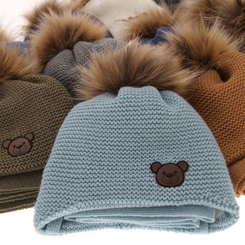 Téli szett fiúknak: pomponos sapka és fekete sál Banksi