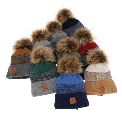 Fiús téli szett: pomponos sapka és szürke Buffalo sálkendő