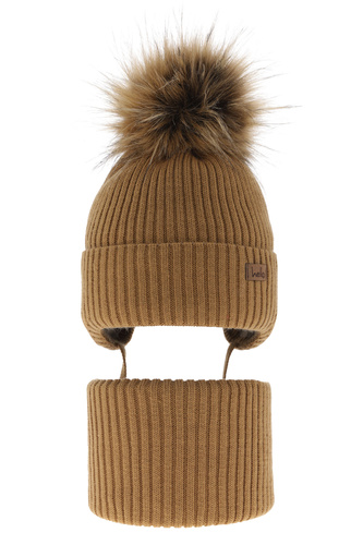 Fiúk téli szettje: pomponos sapka és camel színű sál Bergo