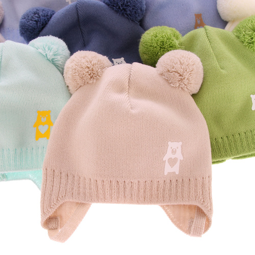 Őszi/tavaszi sapka kisfiúknak, fehér, két pomponnal Barney