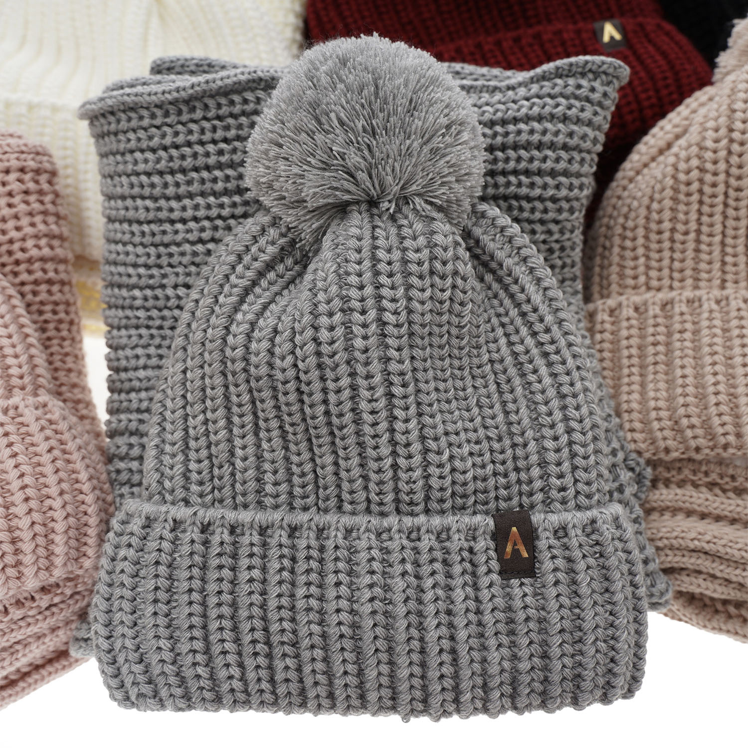 Női téli szett: sapka pomponnal és krémszínű sál Lupita