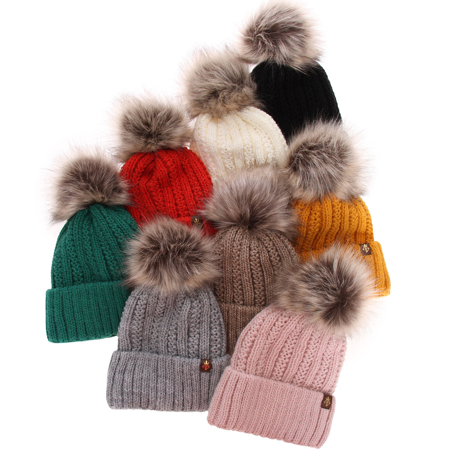 Téli női sapka fekete pomponnal Rene