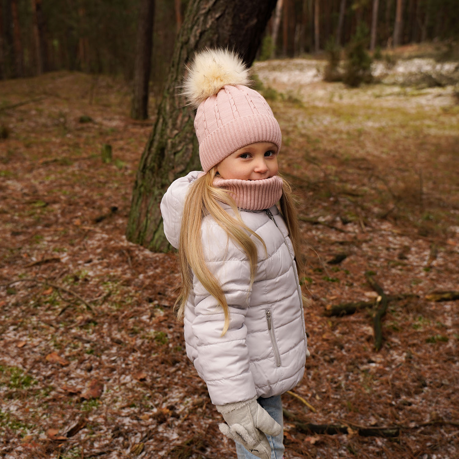 Lány téli szett: pomponos sapka és szürke nyakmelegítő Lawa