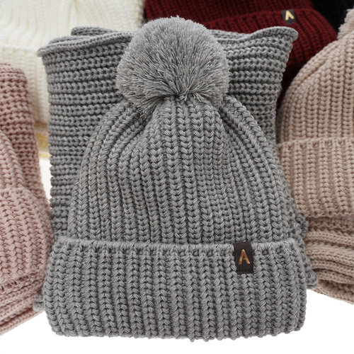 Női téli szett: pomponos sapka és orgonalila sál Lupita