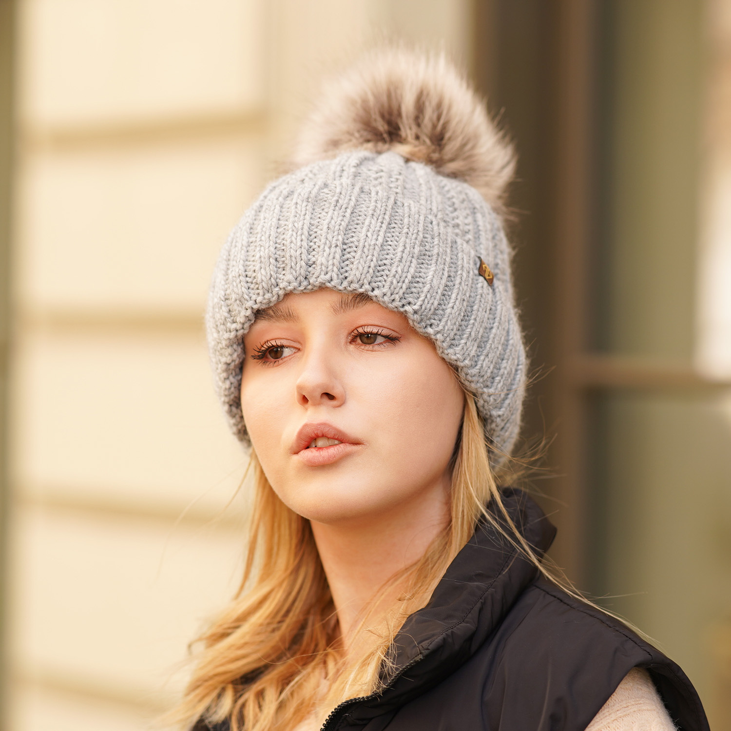 Téli női sapka fekete pomponnal Rene