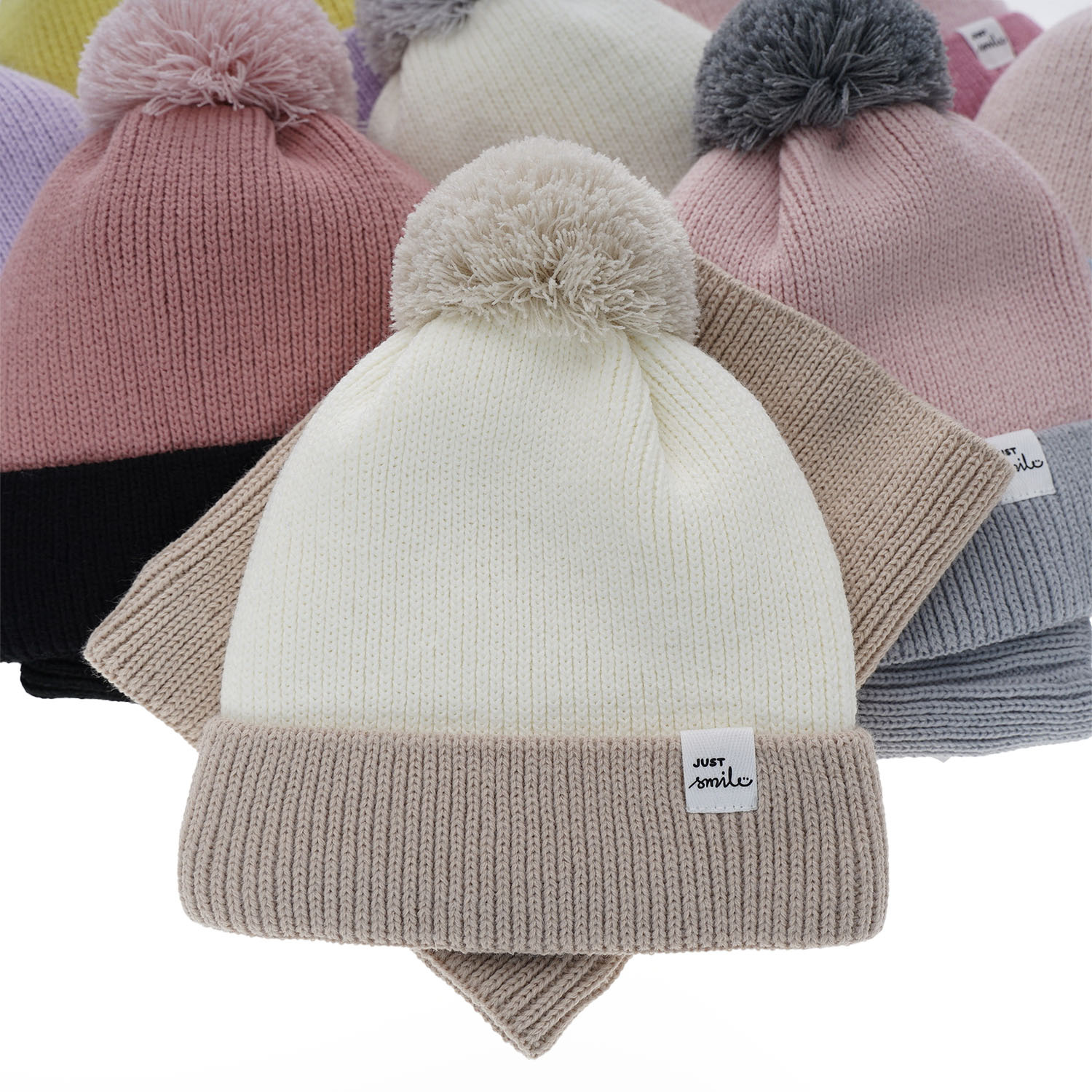 Téli szett lányoknak: sapka és szürke pomponos nyakmelegítő Rosalin