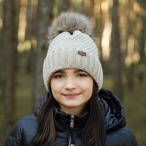 Lány sapka téli piros pomponnal Pola