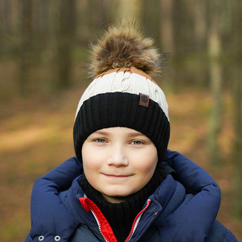 Fiú téli szett: sapka és zöld pomponos csősál Karmel