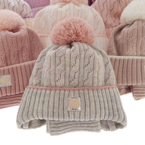 Téli szett egy lánynak: bézs sapka és kémény pomponnal Natka