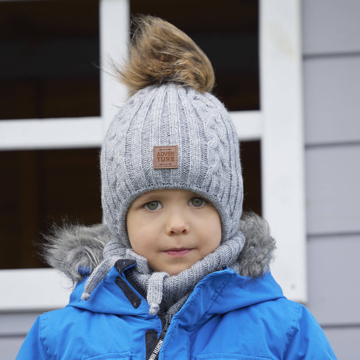 Téli szett fiúknak: sapka és szürke pomponos sál Casper
