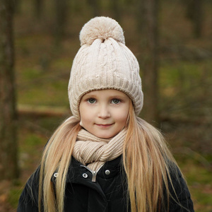 Lány téli szett: sapka és sál pomponnal Candy
