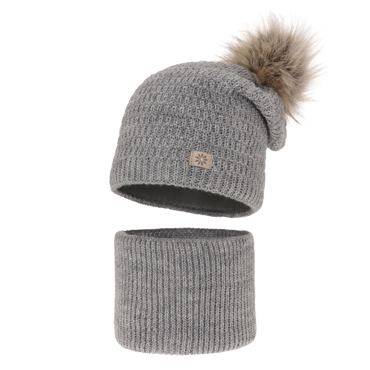 Lányok téli szettje: pomponos sapka és szürke Germina csősál