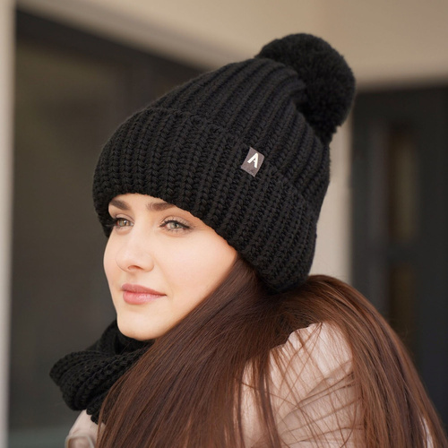 Női téli szett: sapka pomponnal és krémszínű sál Lupita