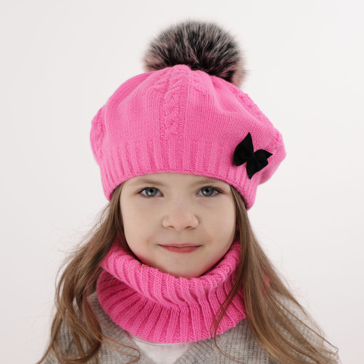 Téli szett lányoknak: pomponos sapka és fekete csősál Amora