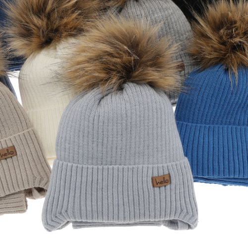 Fiúk számára készült téli szett: pomponos sapka és világoskék sál Bergo