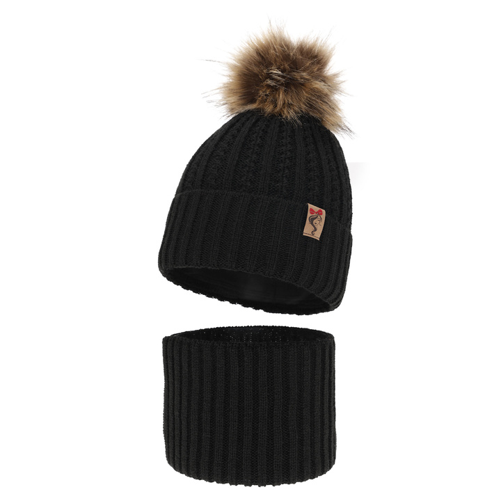 Lányok téli szettje: pomponos sapka és fekete Larina csősál