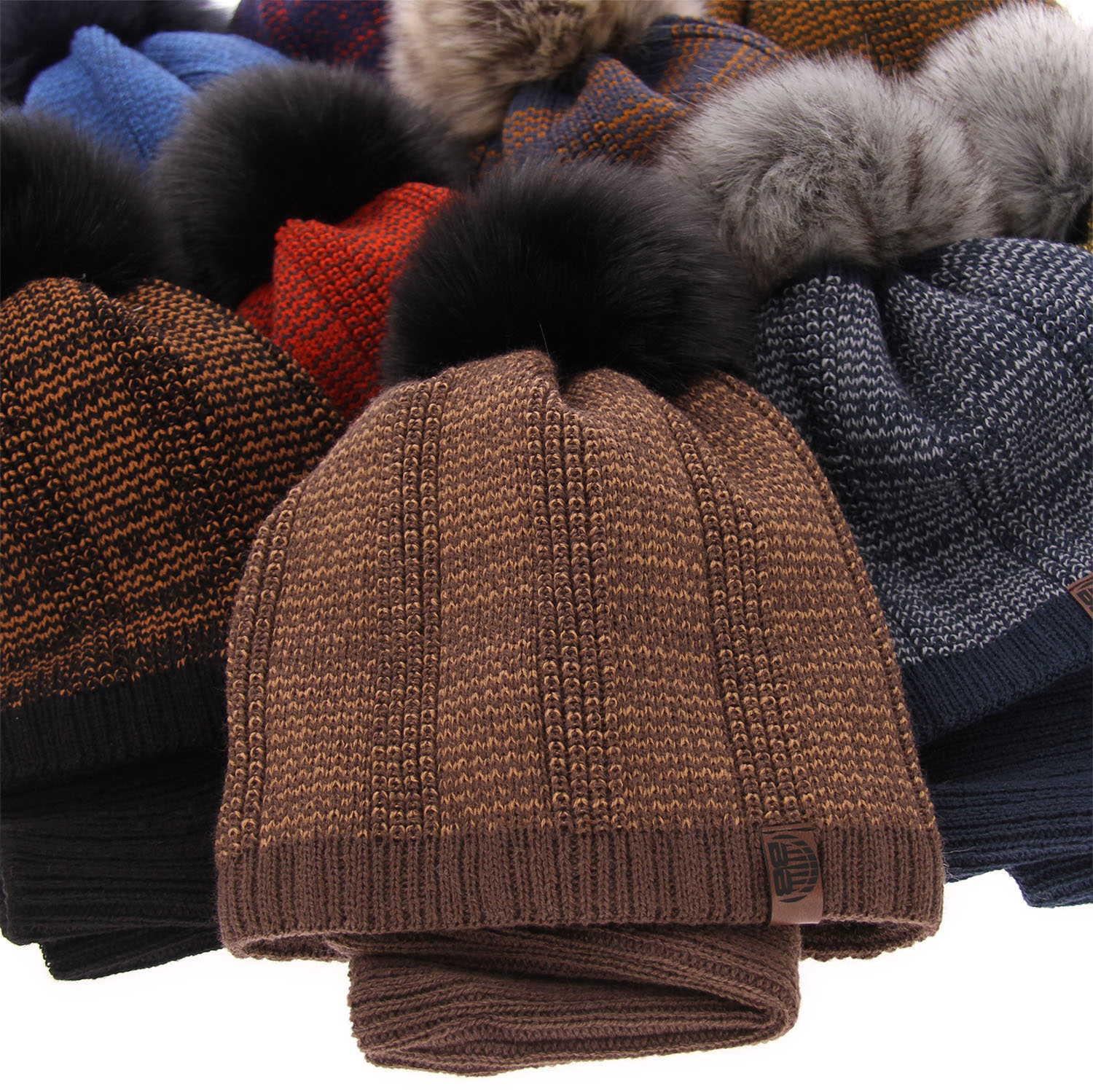 Fiú téli szett: pomponos sapka és fekete csősál Harison