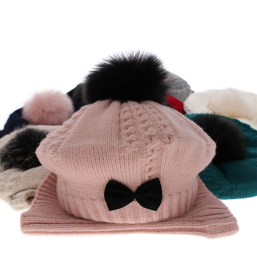 Téli szett lányoknak: pomponos sapka és fekete csősál Amora