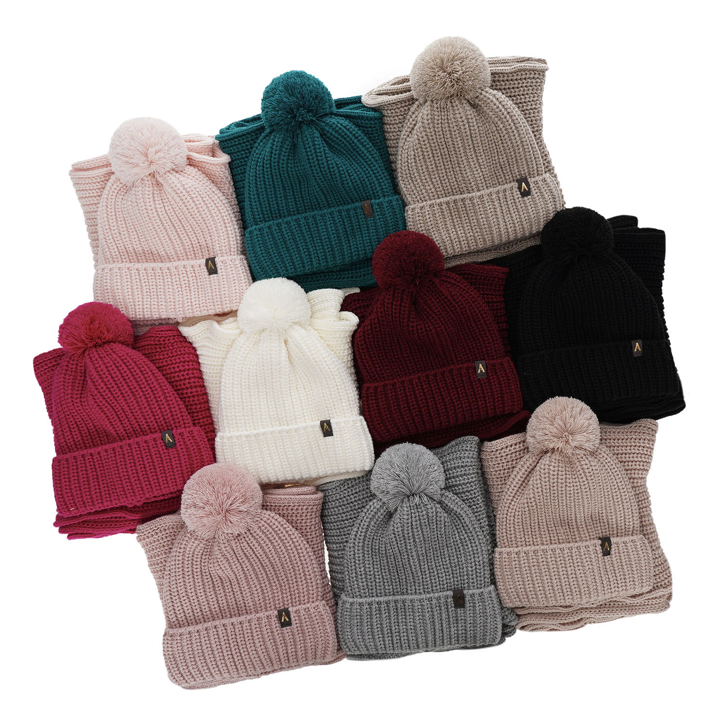 Női téli szett: sapka pomponnal és krémszínű sál Lupita